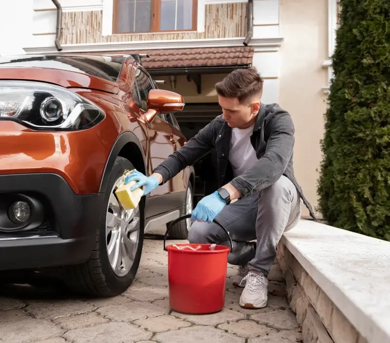 Lavage auto à domicile La Ferté-Alais : professionnel intervenant sur un véhicule